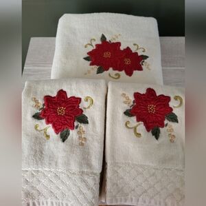 Holiday Christmas Poinsettia Bath and Guest‎ Decorative Towel Set
